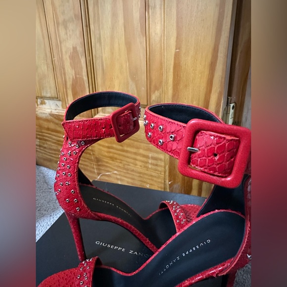 Giuseppe Zanotti snake skin sandal heel with buckle. Size 37.5 (7.5) Never worn - Picture 4 of 7